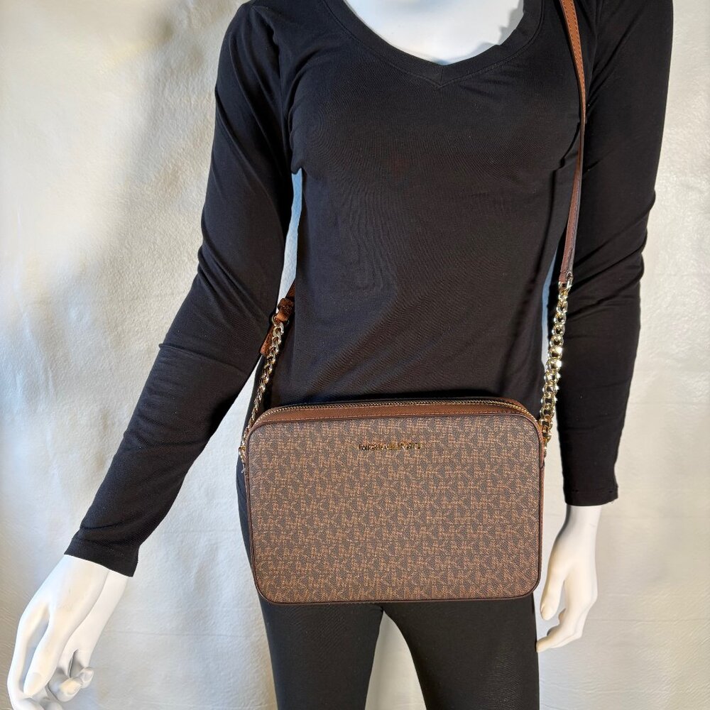 MICHAEL KORS JET SET TRAVEL CHAIN CROSSBODY BAG - BROWN